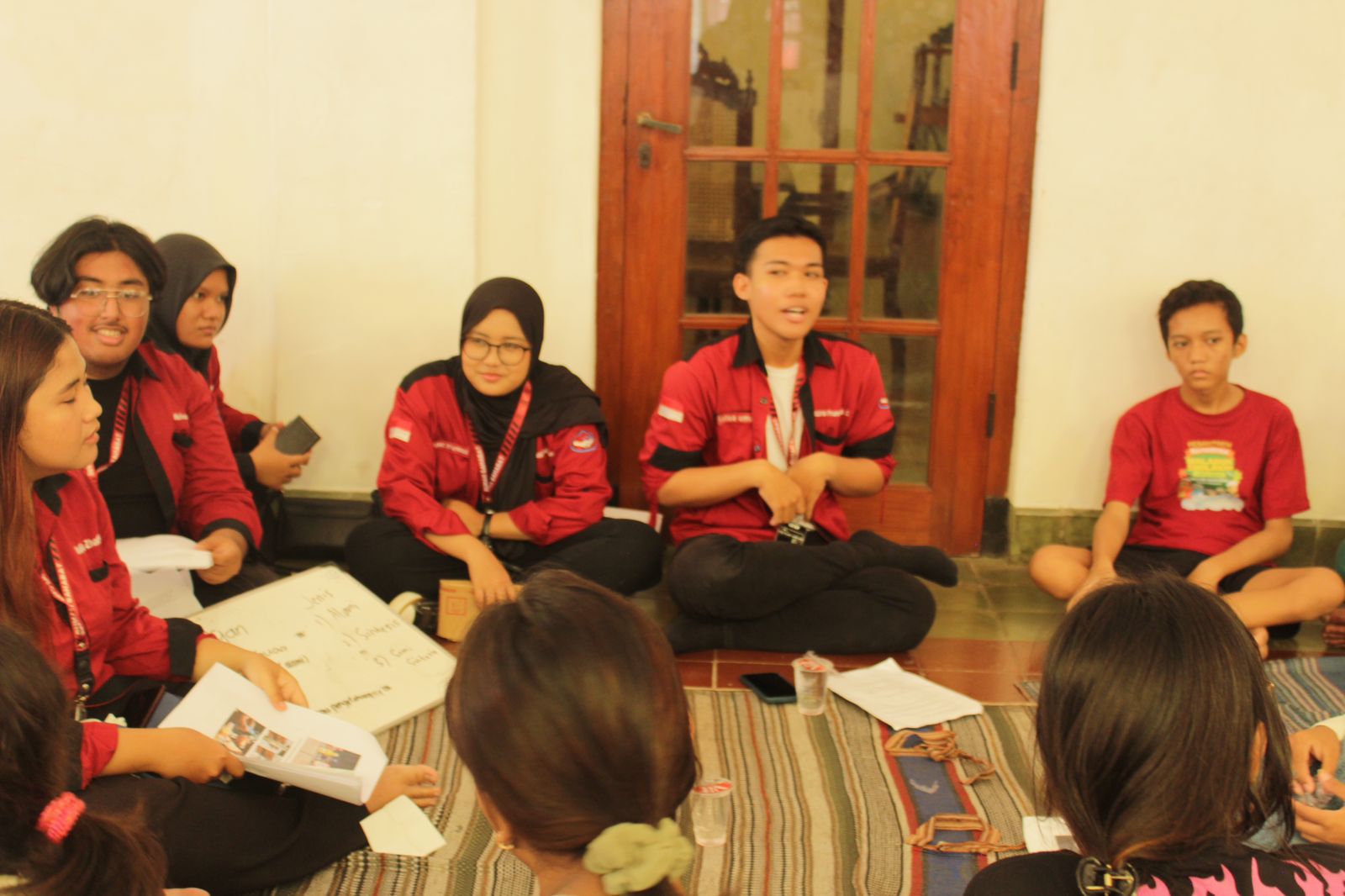 FGD untuk Remaja dan pembacaan cerita edukasi untuk anak anak